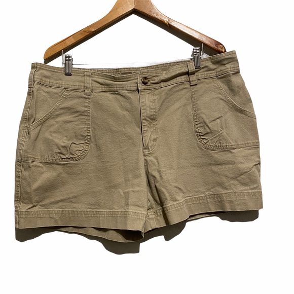 ☘️Cabela’s women’s tan shorts (Please Read) - Picture 1 of 4